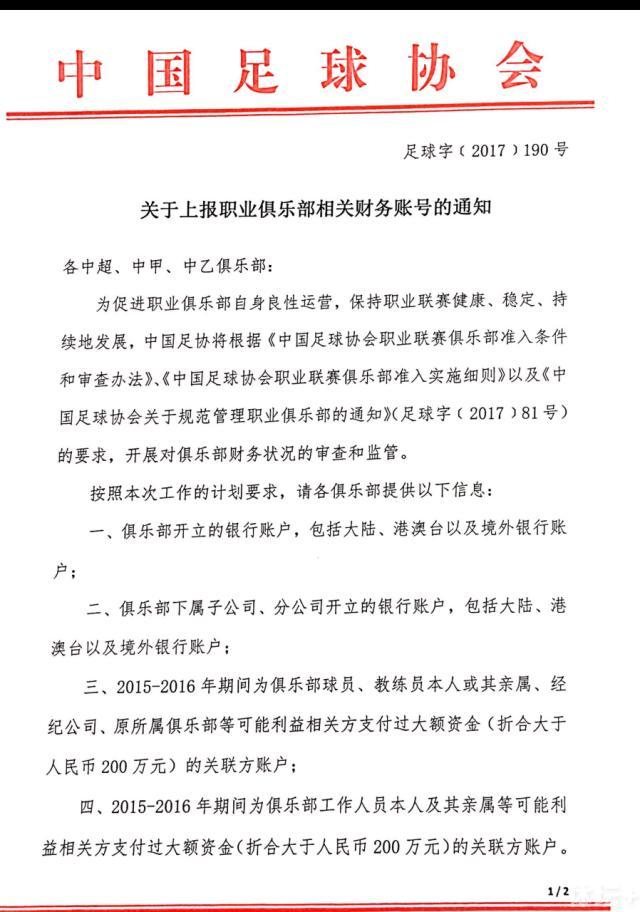 主角木兰一袭铠甲，双手力顶木桌，挑眉瞋目，俨然表露对敌手的不屑